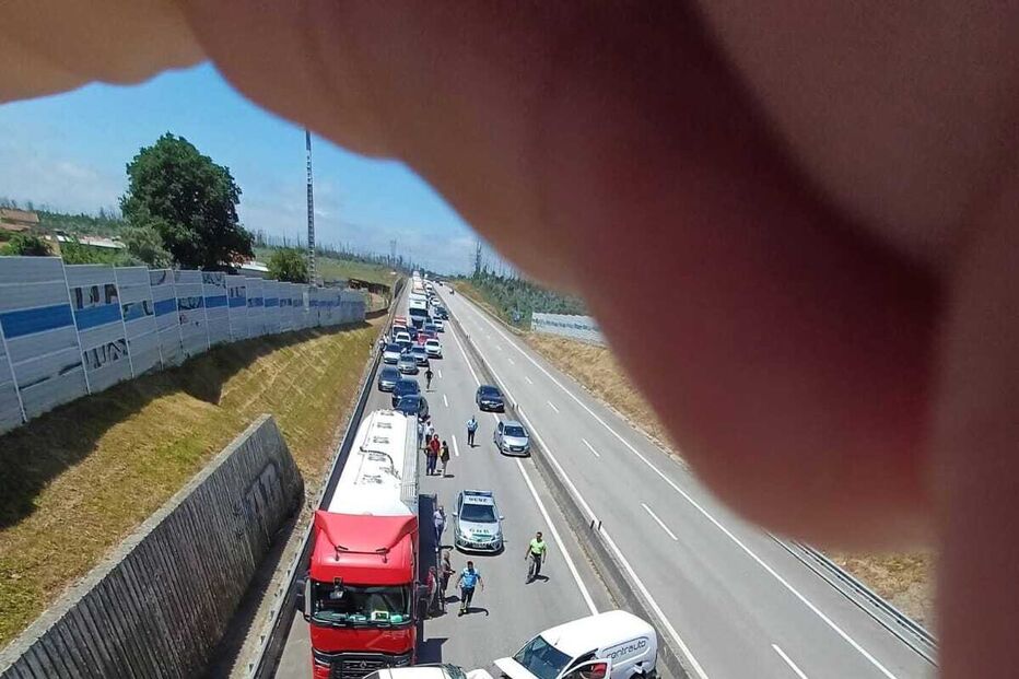 Colisão entre duas viaturas ligeiras obrigou, esta segunda-feira, ao corte nos dois sentidos da A25 na zona de Albergaria-a-Velha.
