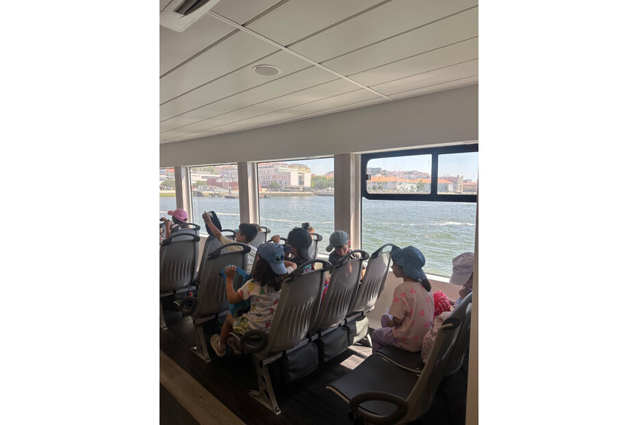 Crianças embarcam para explorar o rio Tejo em Lisboa.
