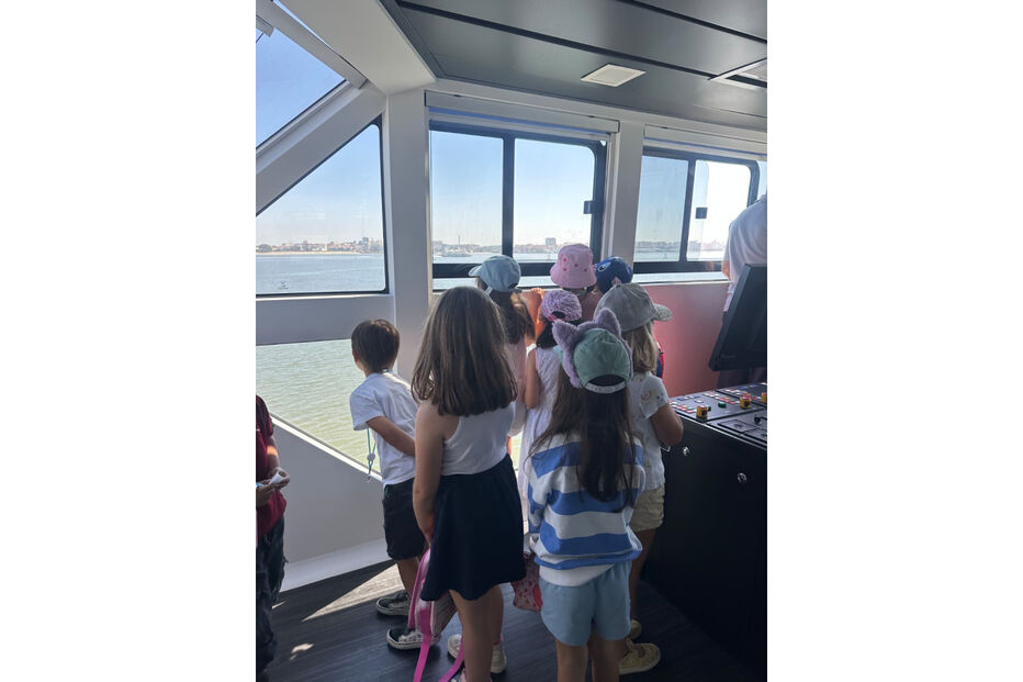 Crianças em passeio de barco no Tejo, a caminho de Lisboa em 2026
