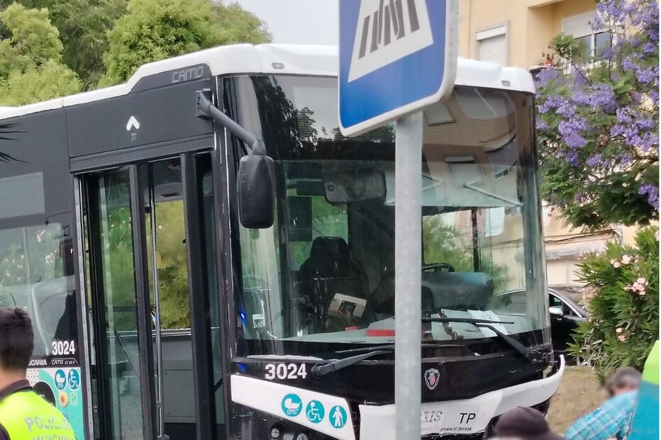 Um morto e dois feridos em colisão entre autocarro e veículo ligeiro em Cascais
