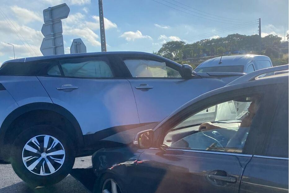 Três veículos envolvidos em colisão rodoviária em Loures