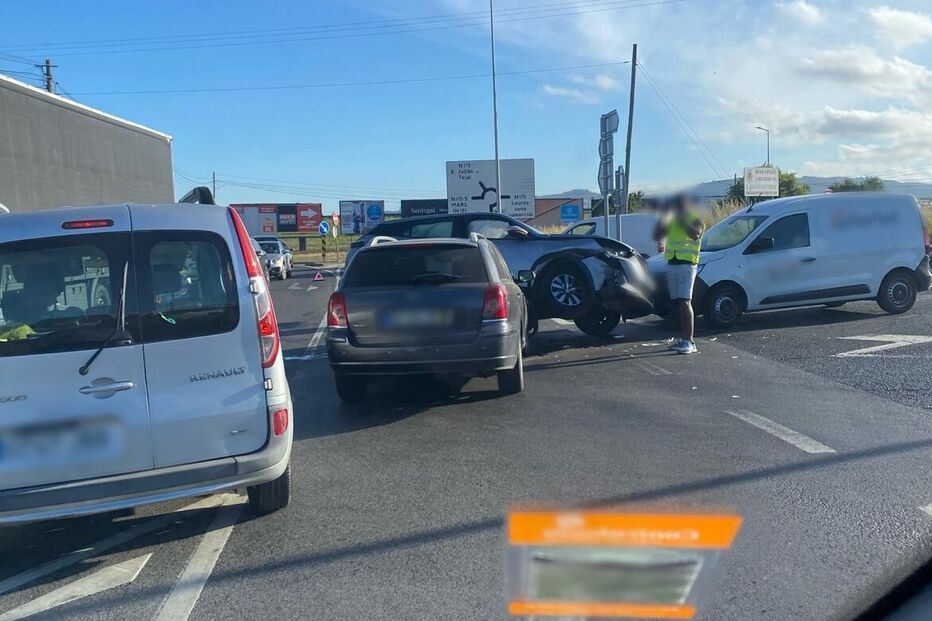 Três veículos envolvidos em colisão rodoviária em Loures