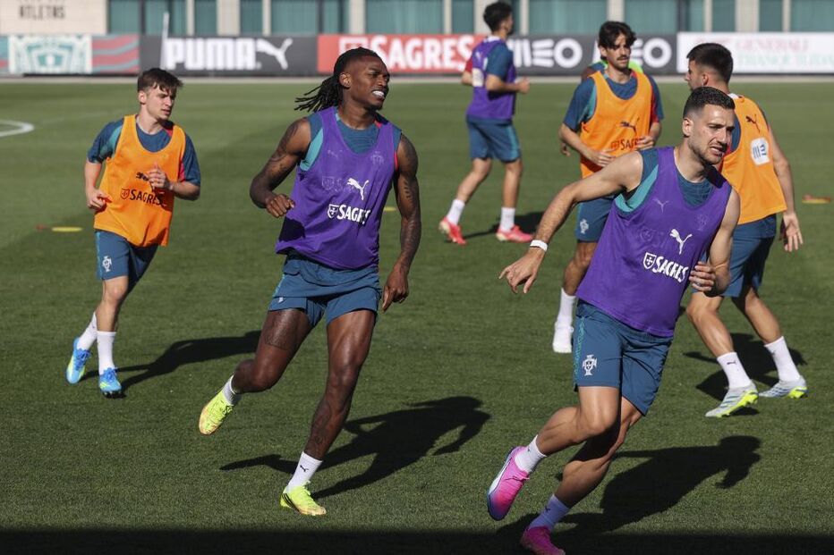Convocados de Roberto Martinez juntaram-se esta segunda-feira na Cidade do Futebol e realizaram o primeiro treino. 