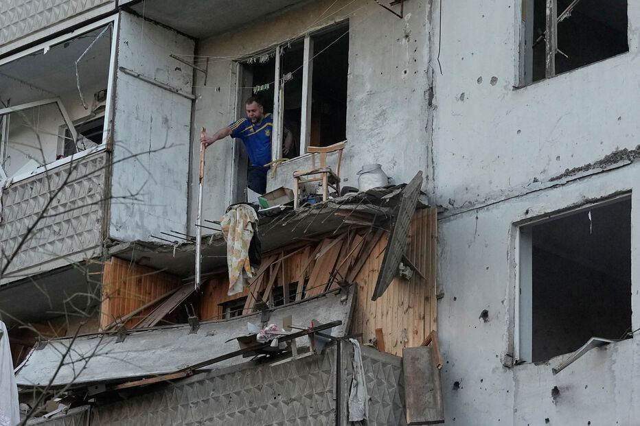 Um homem retira os escombros do seu prédio de apartamentos, que ficou danificado por um ataque com mísseis russos que atingiu Kiev, na Ucrânia, na terça-feira, 2 de junho de 2026
