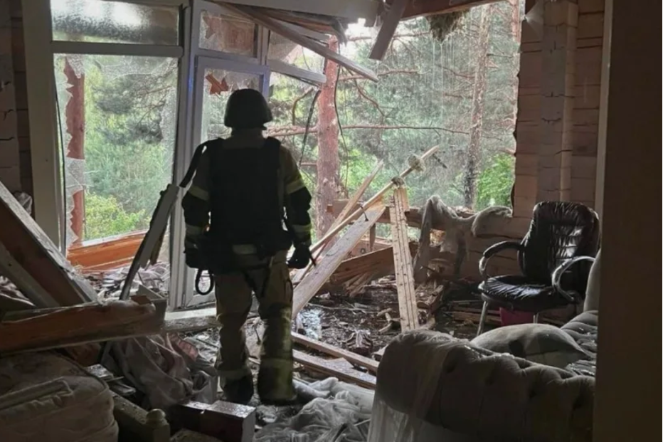 Um socorrista avalia os danos numa propriedade atingida durante um ataque em grande escala a Kiev, em 2 de junho