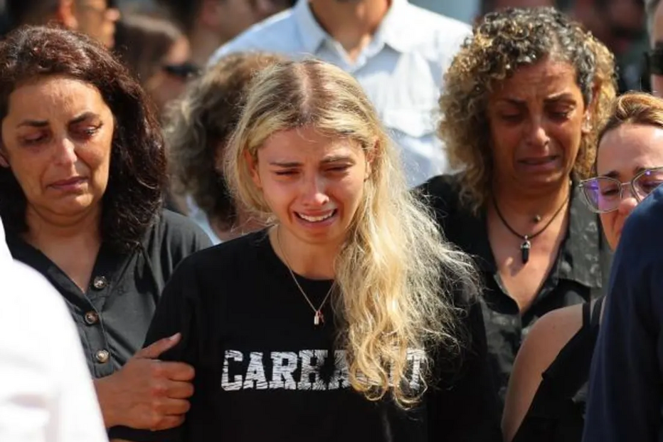 Funeral com luto e lágrimas marca despedida de André Silva