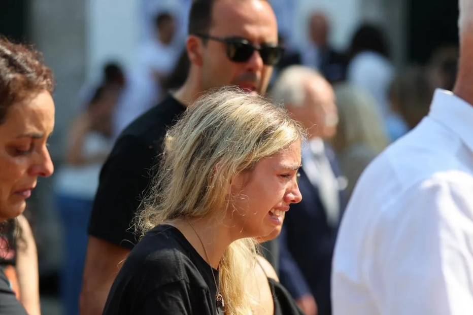 Namorada de André Silva inconsolável no funeral