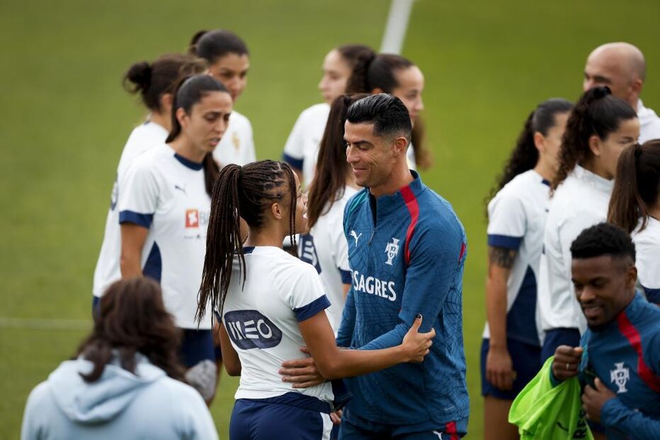 Cristiano Ronaldo cumprimenta Jéssica Silva