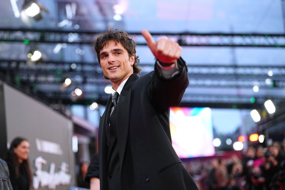Jacob Elordi, num restaurante em Tóquio, com polegar para cima