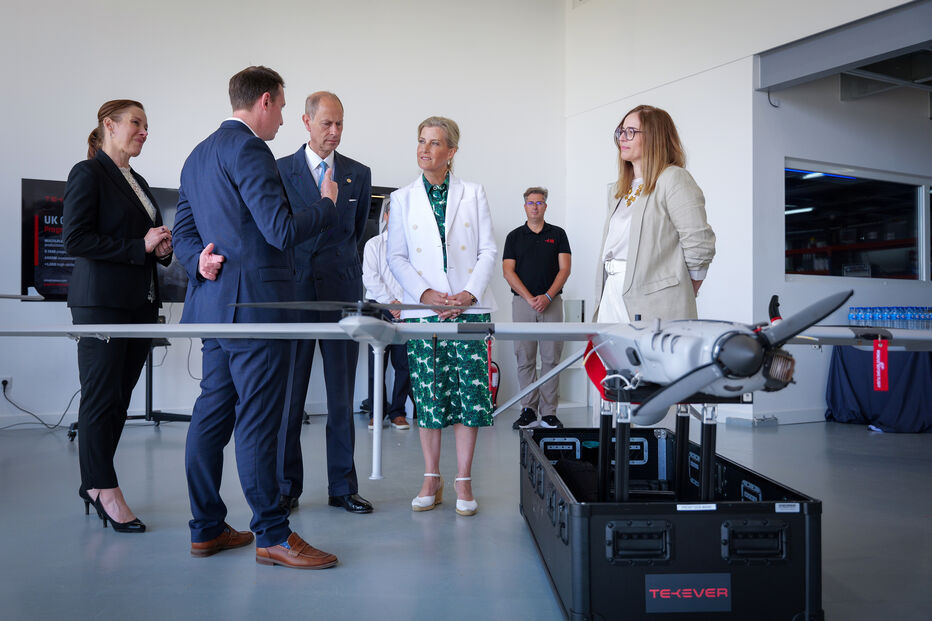 Duques de Edimburgo visitam empresa tecnológica Tekever durante passagem por Portugal
