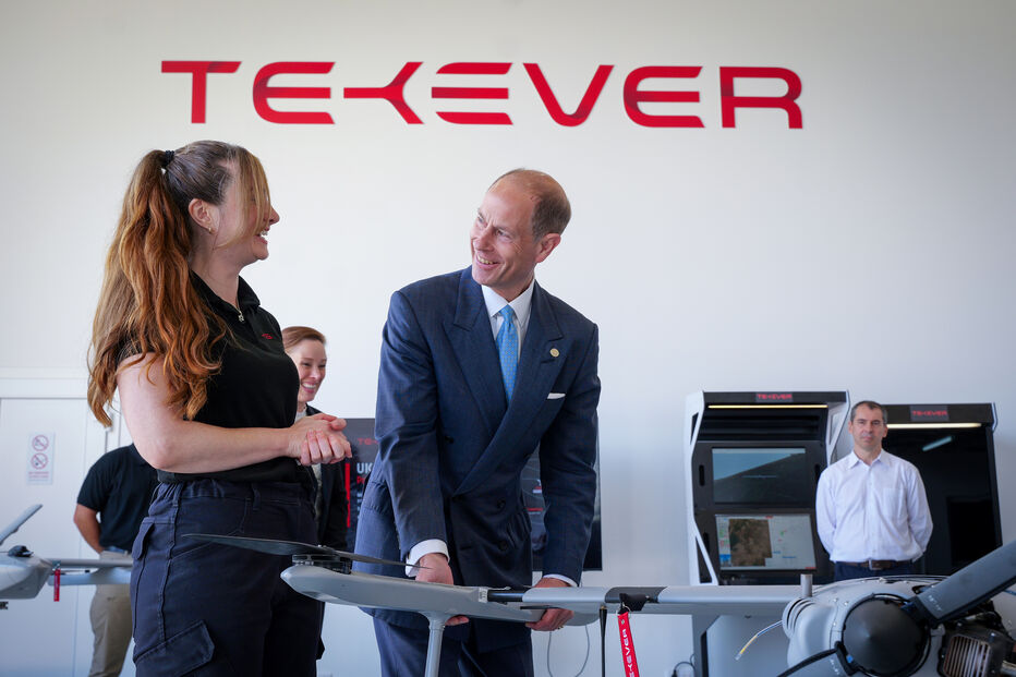 Duques de Edimburgo visitam empresa tecnológica Tekever durante passagem por Portugal