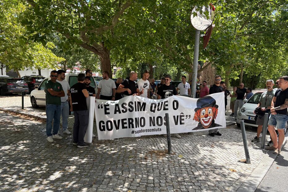 Bombeiros protestam em Lisboa com disfarces de palhaço após cancelamento de reunião com o governo