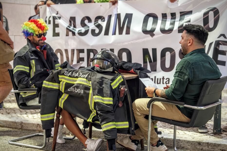 Bombeiros protestam em Lisboa com disfarces de palhaço após cancelamento de reunião com o governo