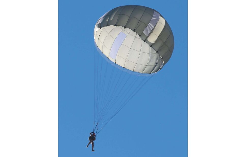 Princesa Leonor faz história com salto de paraquedas e recebe distintivo militar