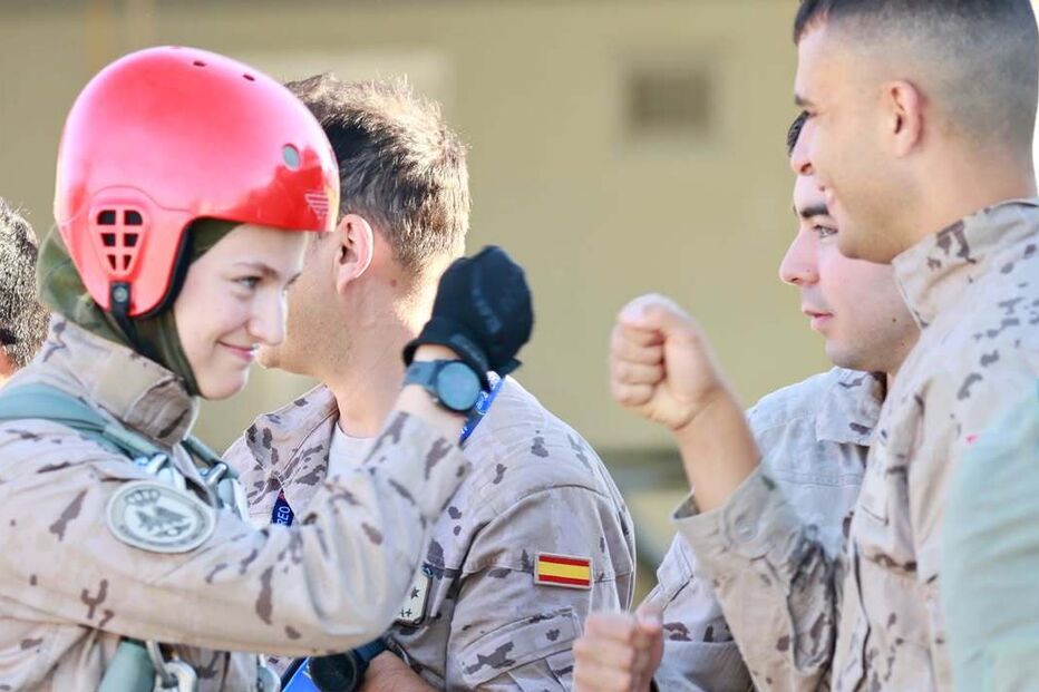 Princesa Leonor faz história com salto de paraquedas e recebe distintivo militar