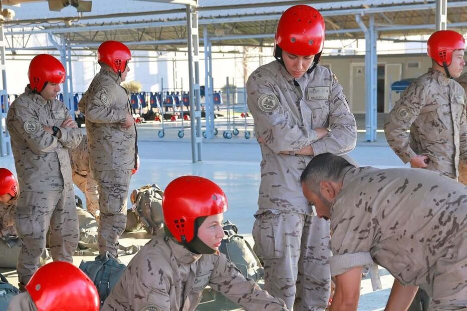 Princesa Leonor faz história com salto de paraquedas e recebe distintivo militar