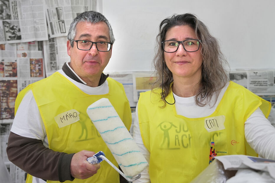 Catarina Neves, diretora técnica do Centro Social Comendador Melo Pimenta, no Luso, com um dos voluntários