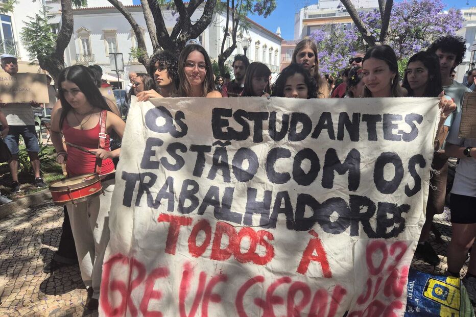 Dezenas reunidos em manifestação contra o pacote laboral em Faro