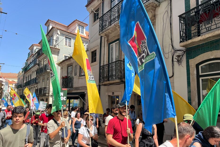 Manifestantes já marcham em Lisboa contra o pacote laboral 