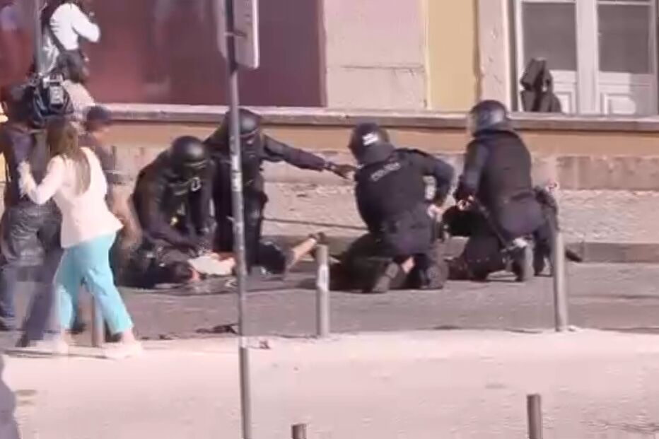 Há manifestantes que estão a ser levados pela polícia 