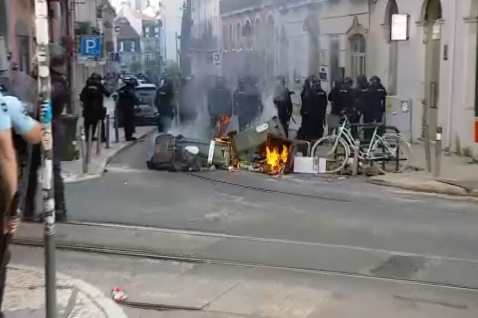 Caixotes do lixo a arder jutno à AR