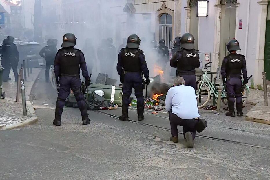 Confrontos à porta da Assembleia da República após manifestação contra o pacote laboral. Veja as imagens 