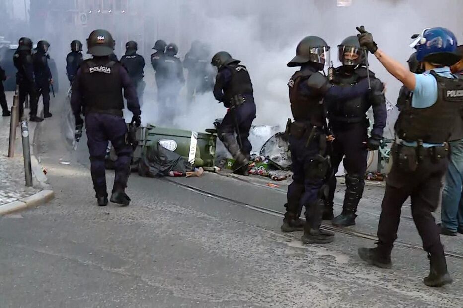 Confrontos à porta da Assembleia da República após manifestação contra o pacote laboral. Veja as imagens 