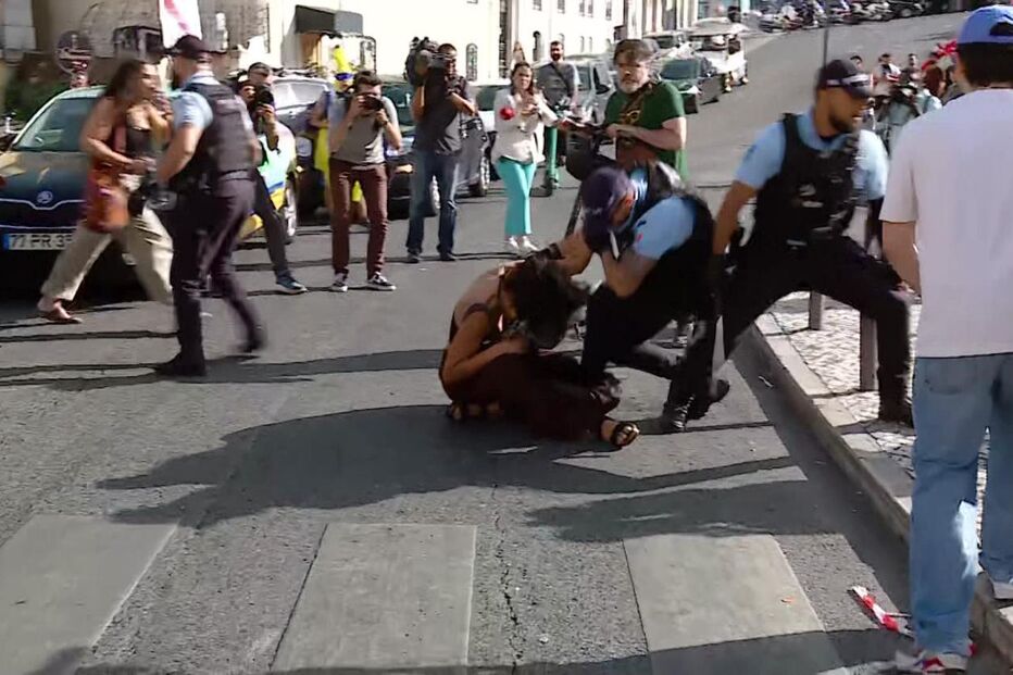 Confrontos à porta da Assembleia da República após manifestação contra o pacote laboral. Veja as imagens 