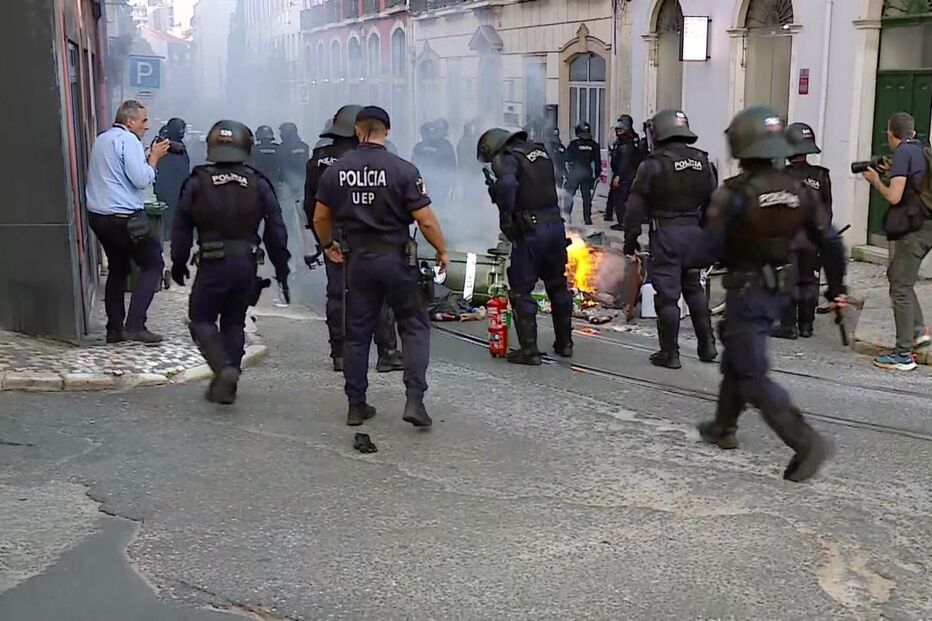 Confrontos à porta da Assembleia da República após manifestação contra o pacote laboral. Veja as imagens 