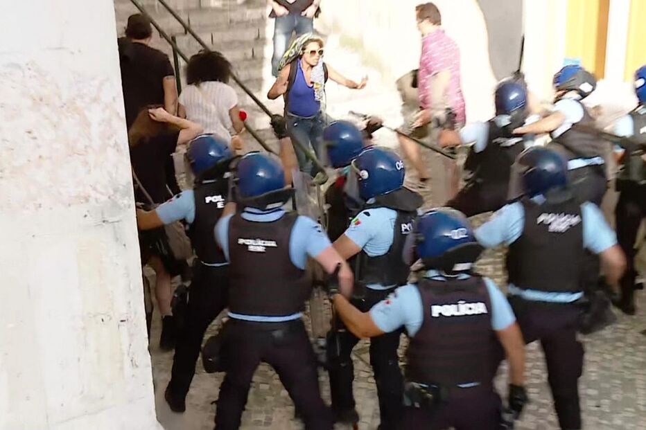 Confrontos à porta da Assembleia da República após manifestação contra o pacote laboral. Veja as imagens 