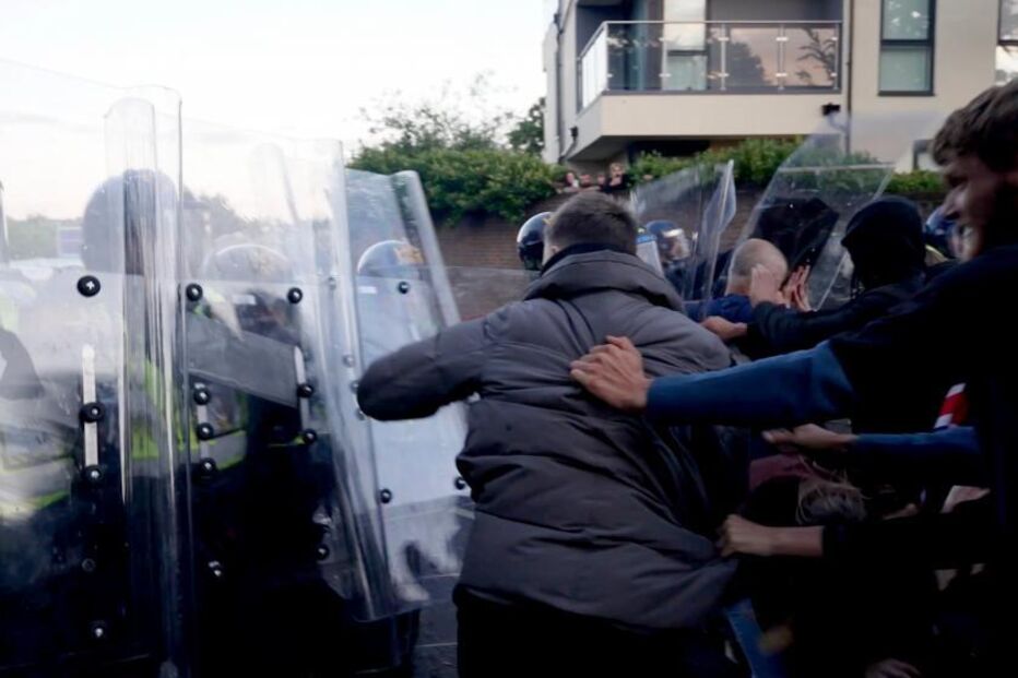 Milhares nas ruas em protesto contra a polícia