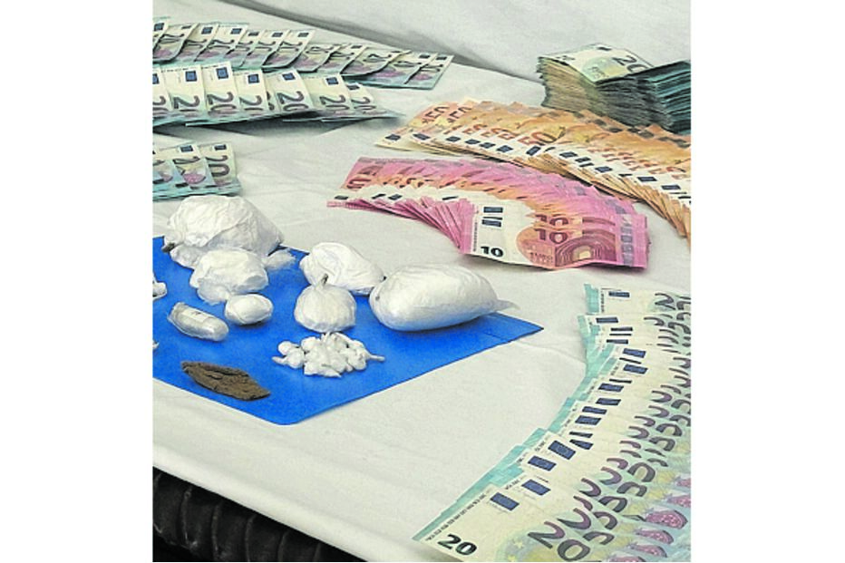 Dinheiro e droga apreendidos