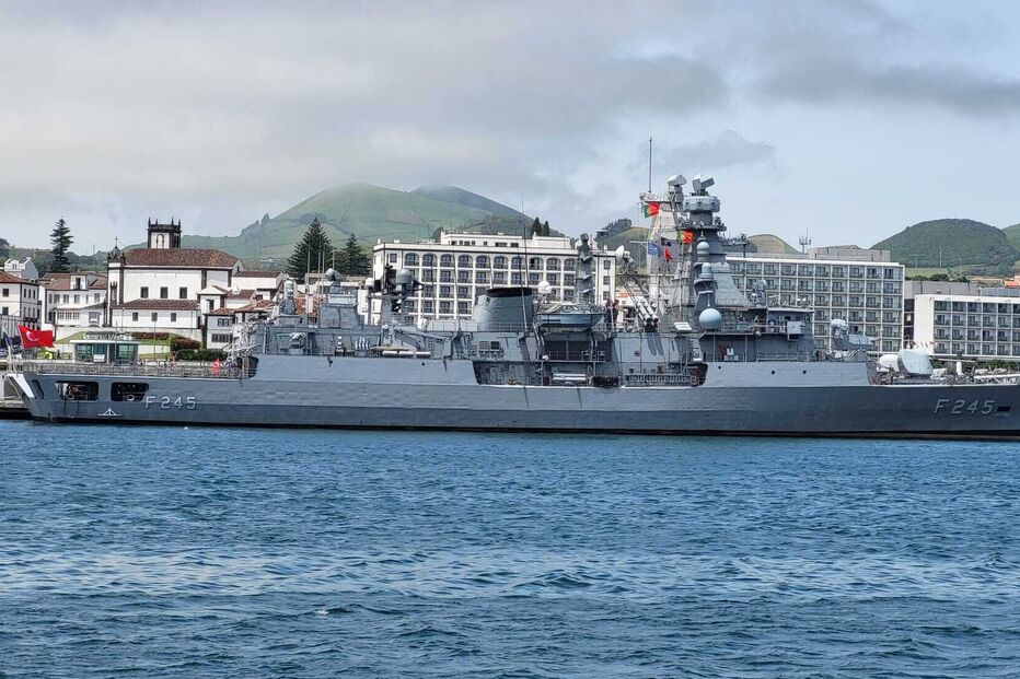 Navios de força multinacional da NATO nos Açores