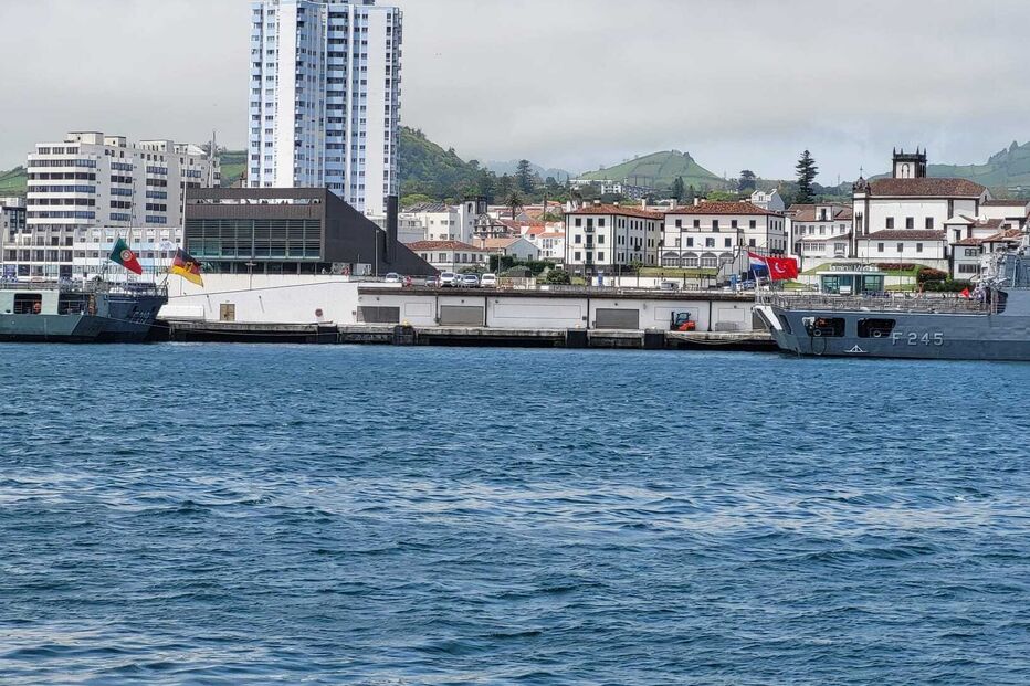 Navios de força multinacional da NATO nos Açores