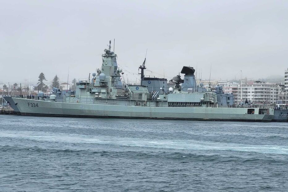 Navios de força multinacional da NATO nos Açores