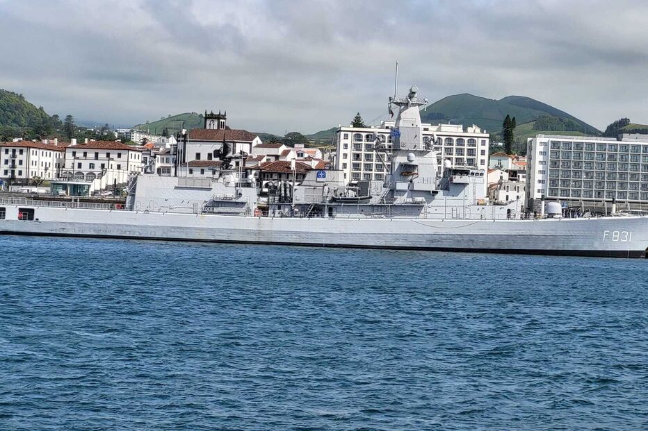 Navios de força multinacional da NATO nos Açores