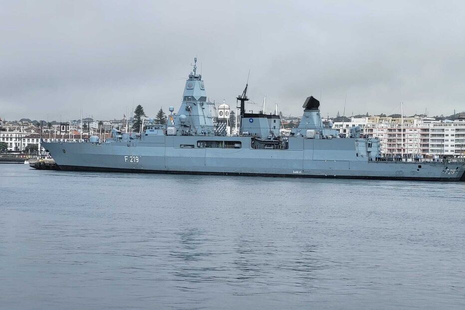 Navios de força multinacional da NATO nos Açores
