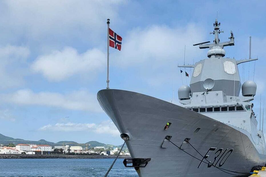 Navios de força multinacional da NATO nos Açores