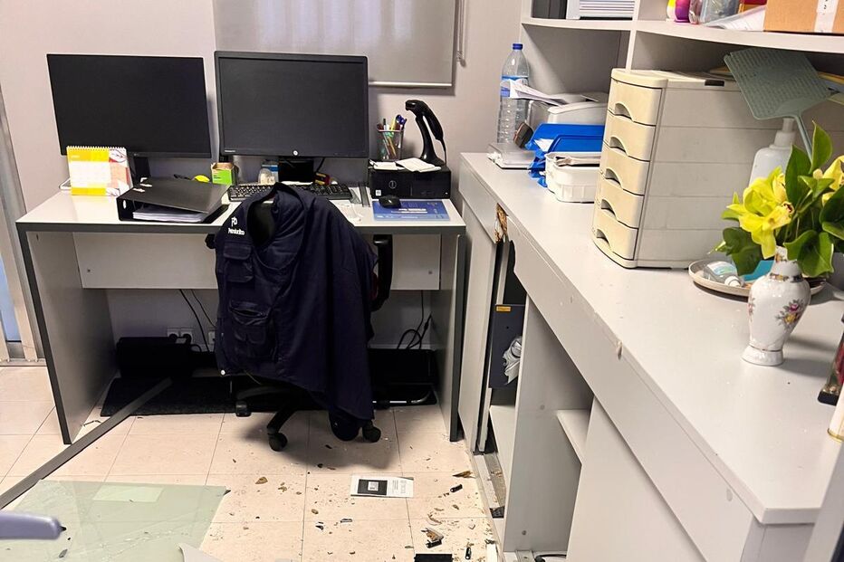 Danos no escritório do posto de abastecimento PetroBrito