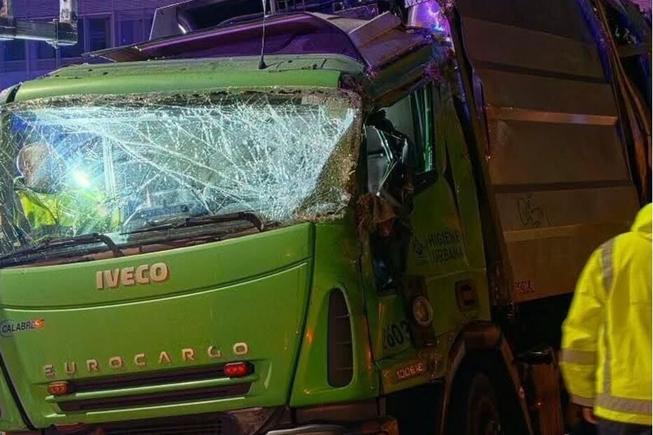 Três feridos em despiste de camião do lixo em Lisboa