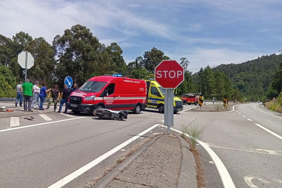 Homem gravemente ferido em colisão entre moto e carro em Arouca