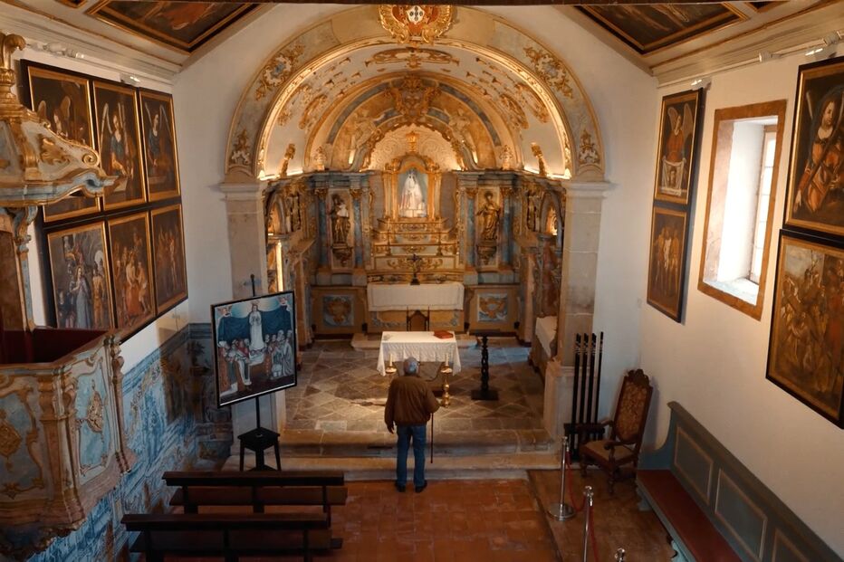 27 telas adornam o teto e as paredes da Igreja