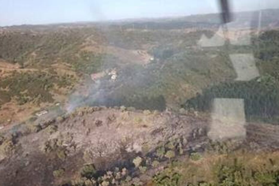 Dois meios aéreos combatem incêndio em Odemira 
