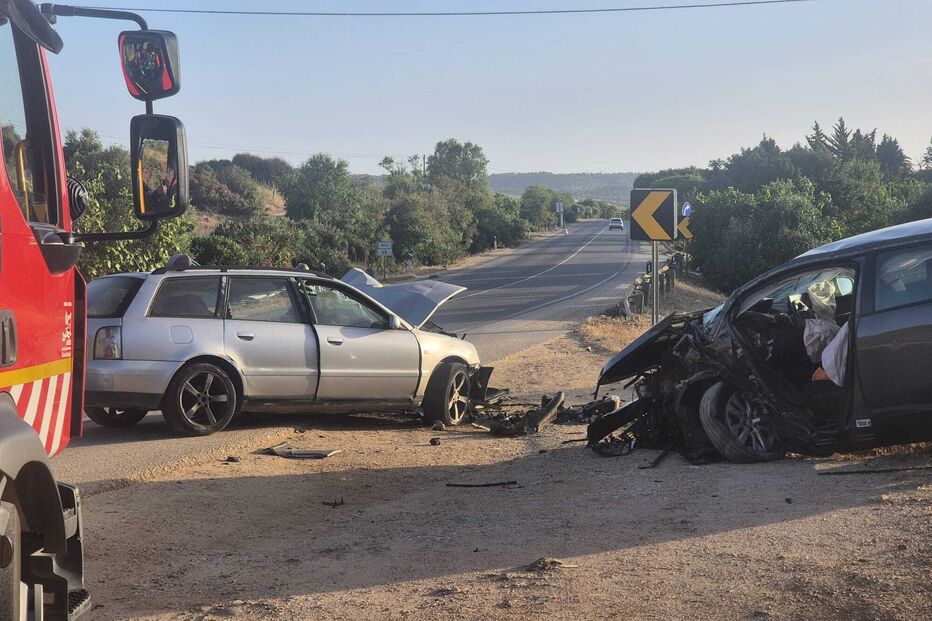 Quatro feridos em colisão frontal em Lagos 