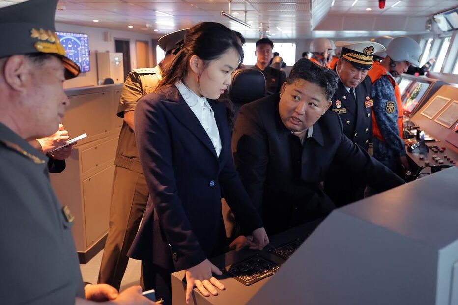 Kim Jong-un com a filha no navio de guerra