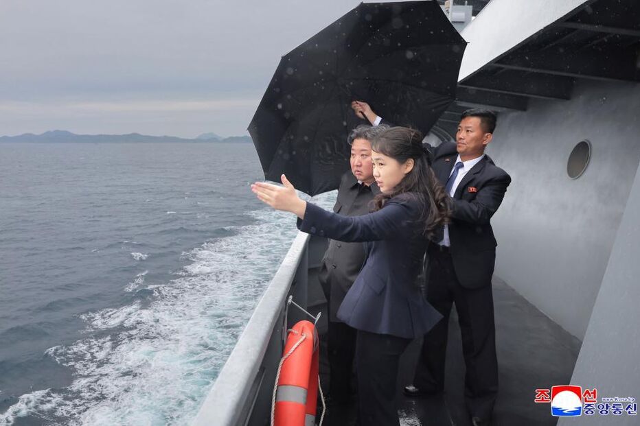 Kim Jong-un com a filha no navio de guerra