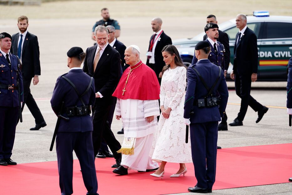 Leão XIV com o rei Felipe e a rainha Letizia na chegada a Madrid