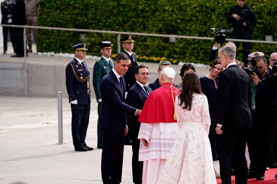 06/06/2026 - Presidente do Governo Pedro Sánchez cumprimenta o Papa Leão XVI