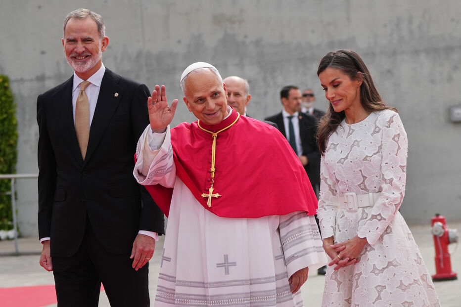 06/06/2026 - Rei Felipe e Rainha Letizia recebem o Sumo Pontífice no Aeroporto Internacional Adolfo Suárez de Madrid