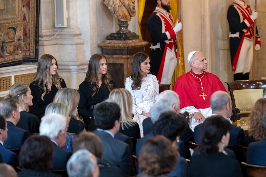 06/06/2026: A Rainha Letizia, a Princesa Leonor e a Infanta Sofia durante a cerimónia de boas-vindas ao Papa Leão XIV no Palácio Real. O Rei Felipe VI também discursou